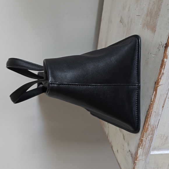 Minimalist Leather Shoulder Tote Bag - Picture 5 of 16